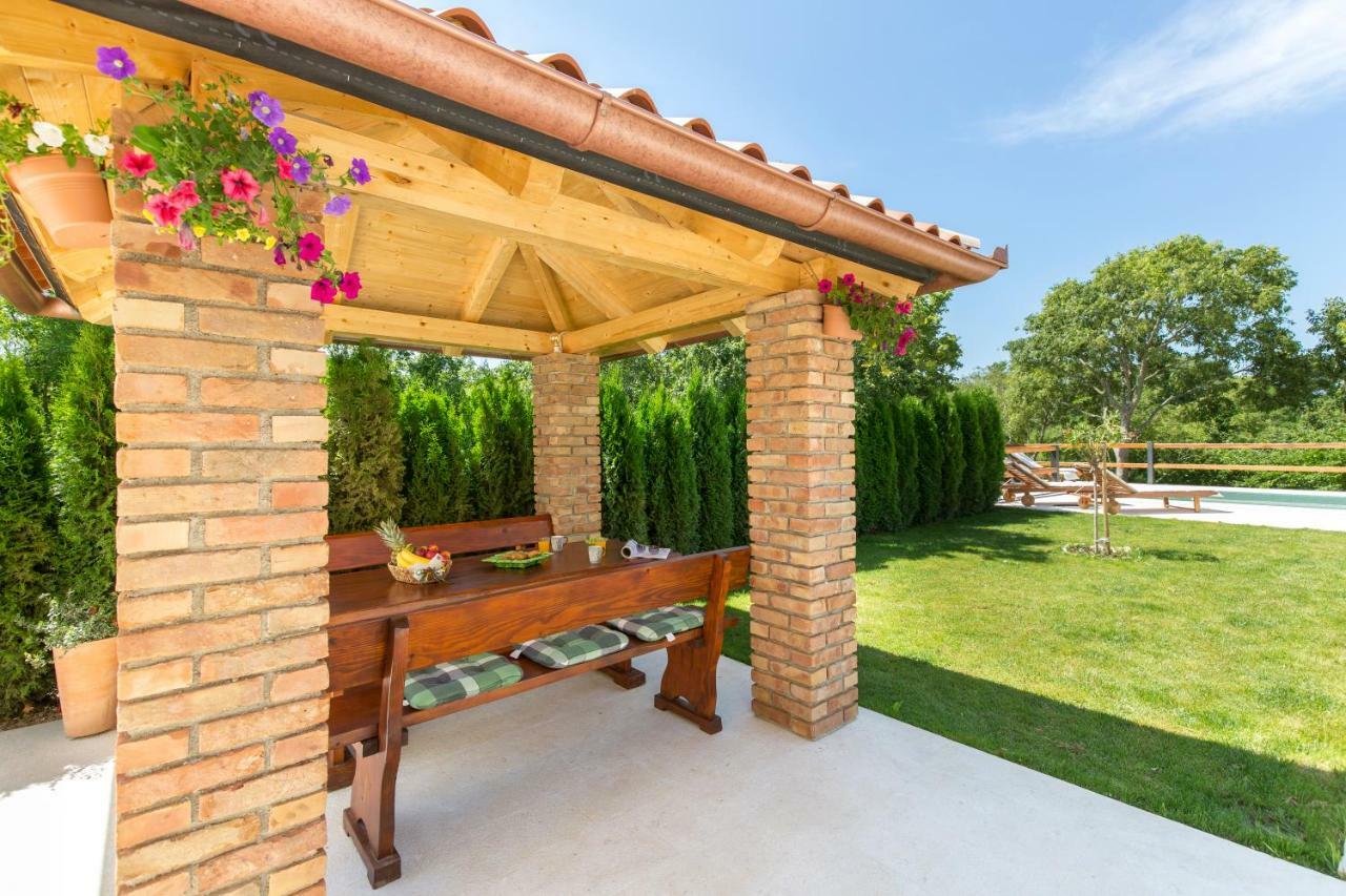 Nedeščina Small Old House المظهر الخارجي الصورة